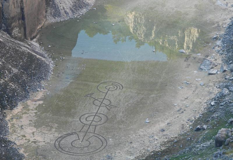 Neobični krugovi osvanuli na dnu Modrog jezera